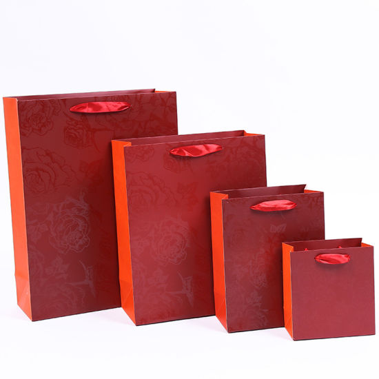 ربن ہینڈلز کے ساتھ یووی پروسیس بیگ گلاب پیپر ڈیزائن ریڈ بیگ